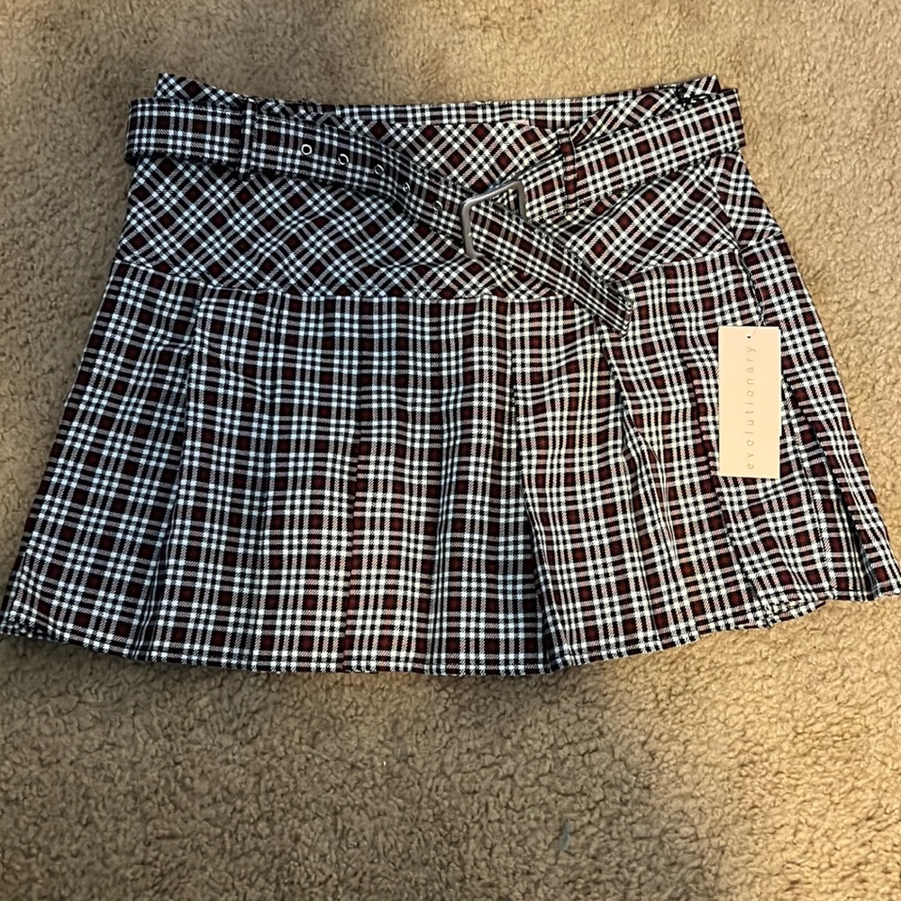 Evolutionary size medium pleated skirt with belt